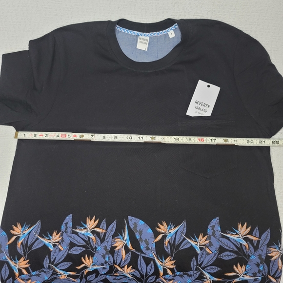 New  with tag  / T-shirt - Picture 6 of 6